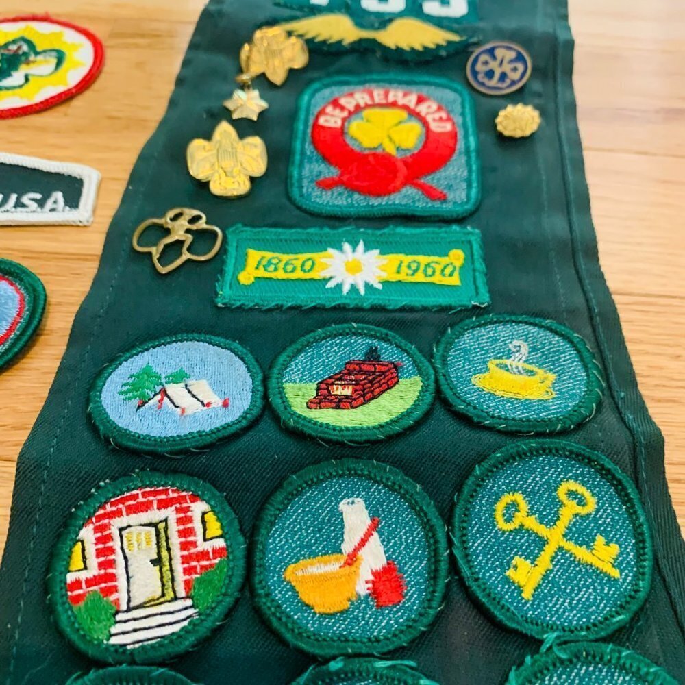 Vintage Girl Scout Sash with Tons Of Merit Badge Patches - Picture 4 of 9